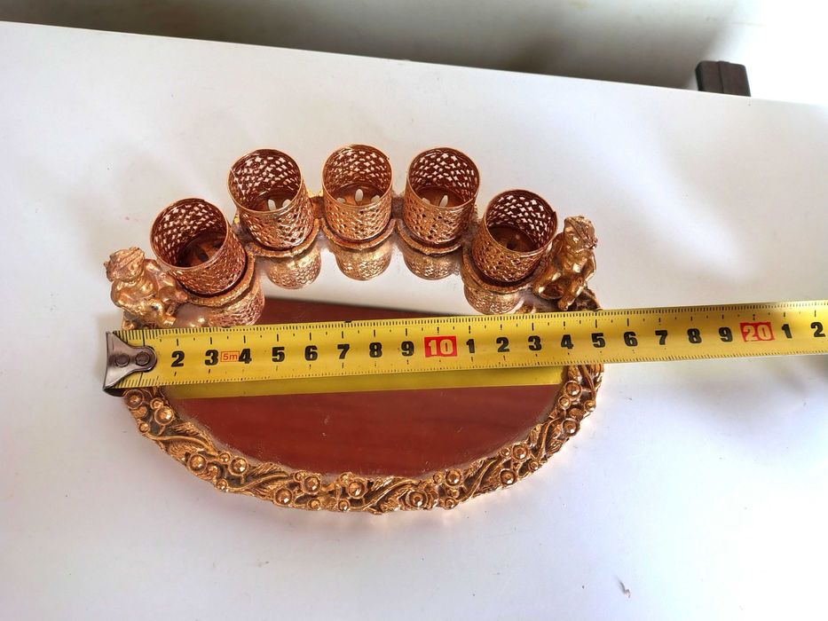 Прекрасна Позлатена Поставка За Червила