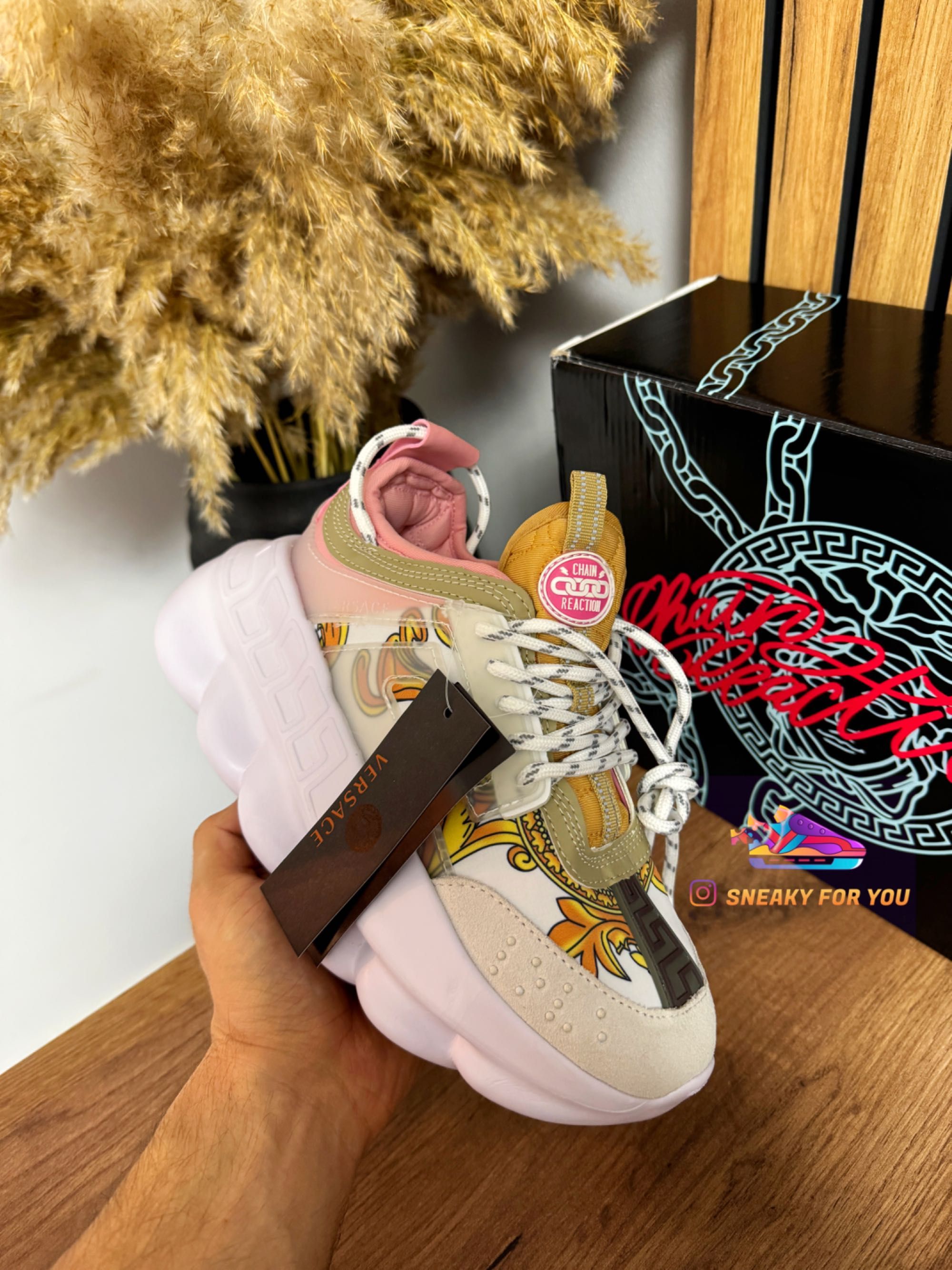37-39 Versace Chain Reaction Pink