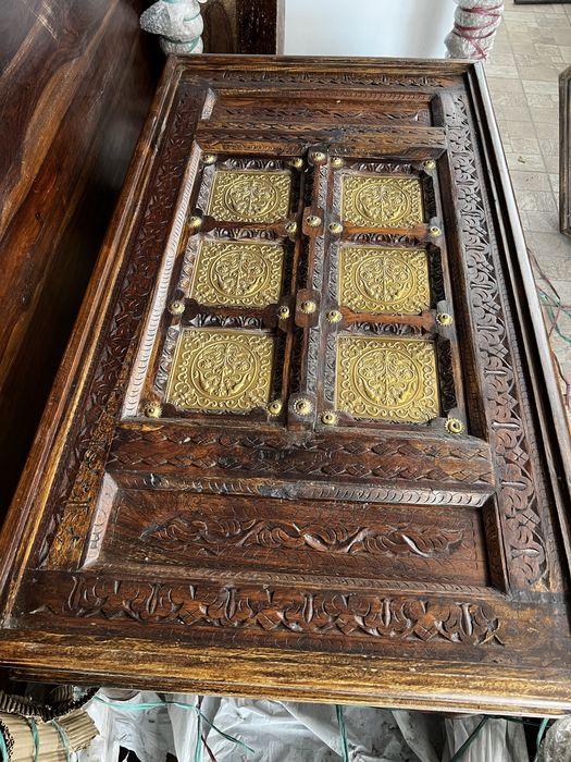 Masa de cafea din lemn sculptat cu insertii metalice