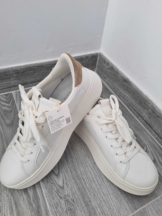 Pantofi sport si tenesi