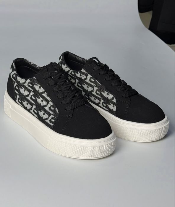 Продам новые кроссовки