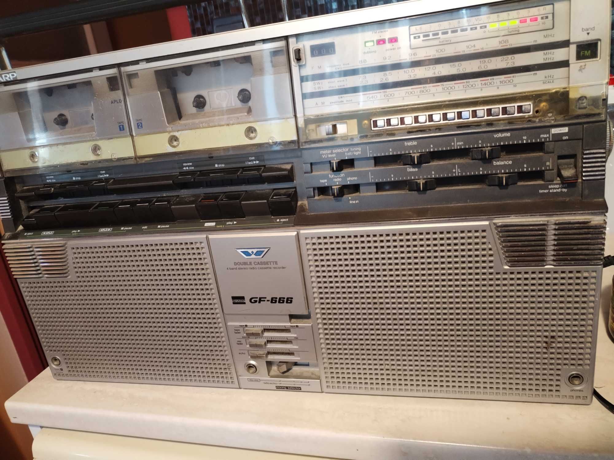 Продавам радиокасетофон Шарп, модела е GF-666.