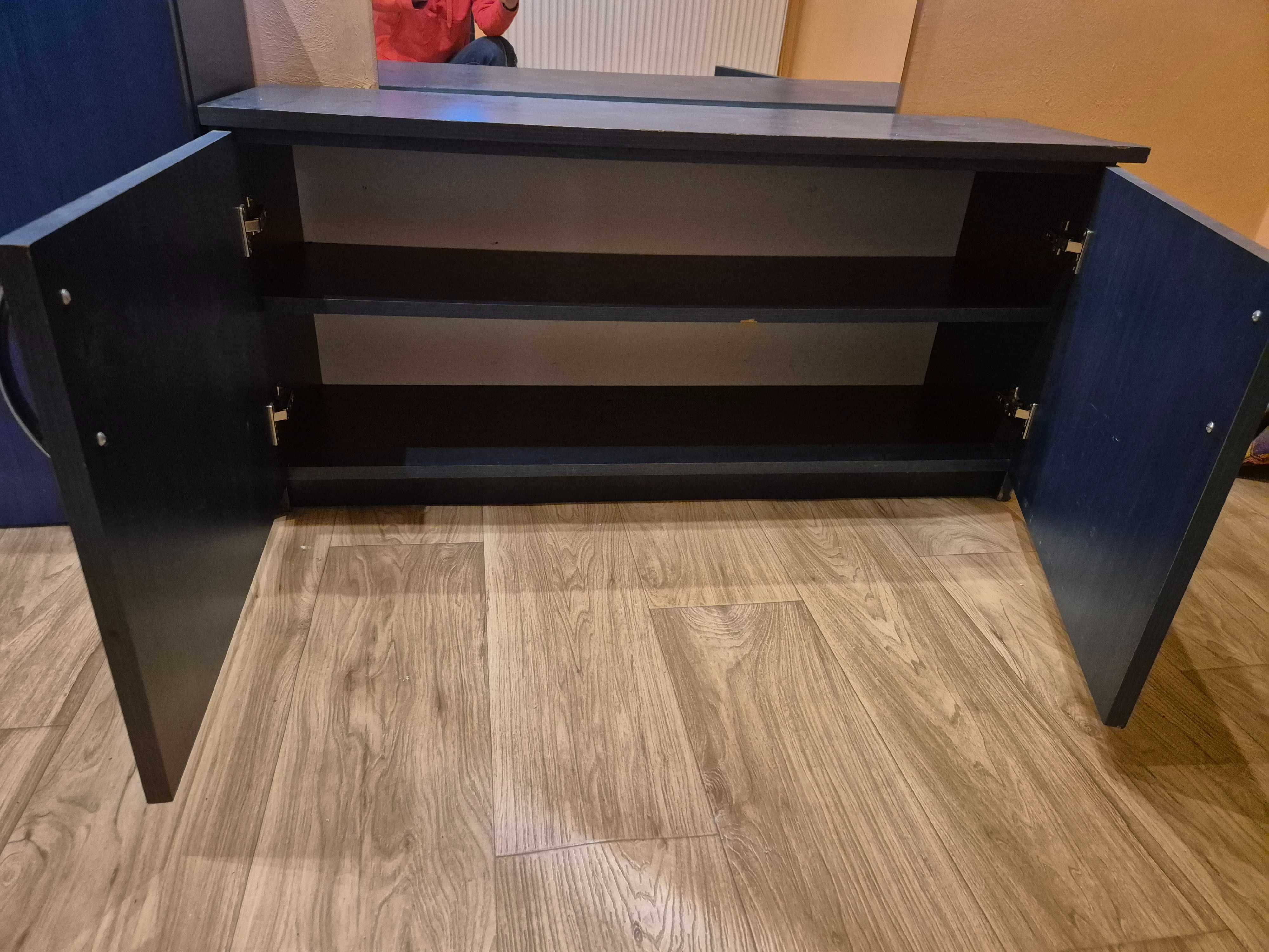 Set dressing, rafturi suspendate cu usi, masa de calculator, comoda tv
