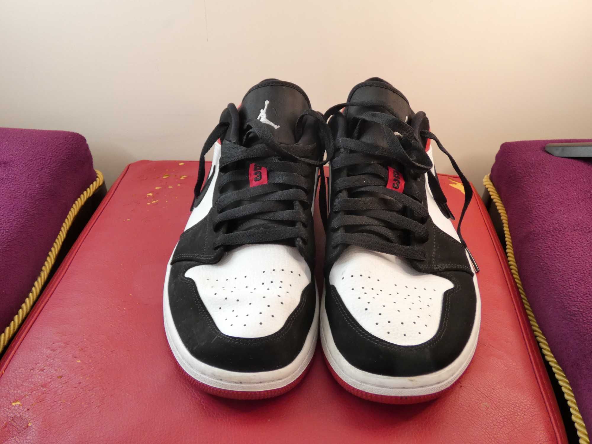 Jordan 1 Low
Black Toe