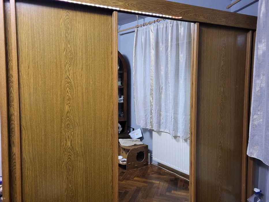 Dulap masiv, 3 uși pe sină, cu oglindă, din Germania-1290 lei