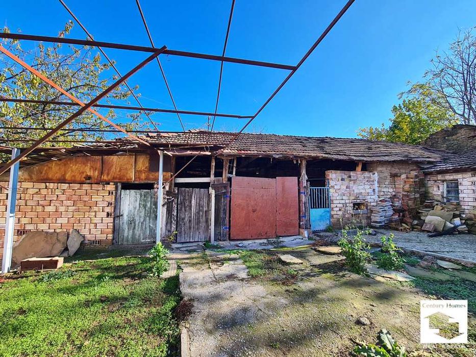 140329 Къща с равен двор и кладенец, в добро състояние, в с. Дъскот