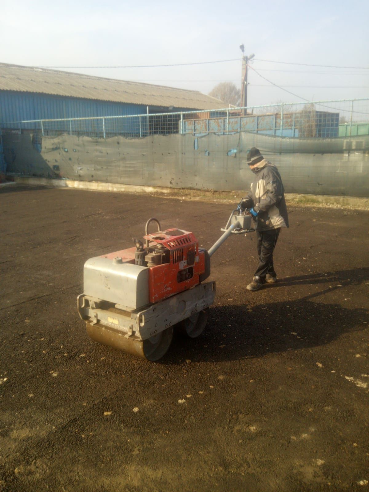 Cilindru compactor cu operator, nisip pietriș piatra, pământ vegetal