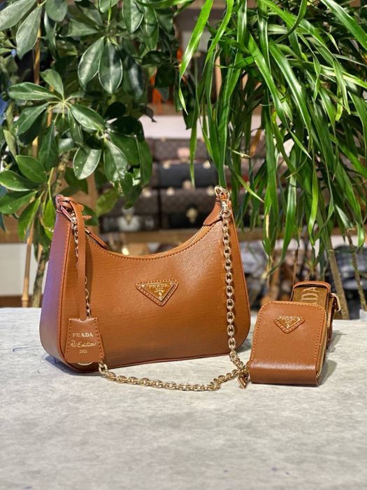 Geanta Prada noua !!! Dimensiuni 23/13 !!!