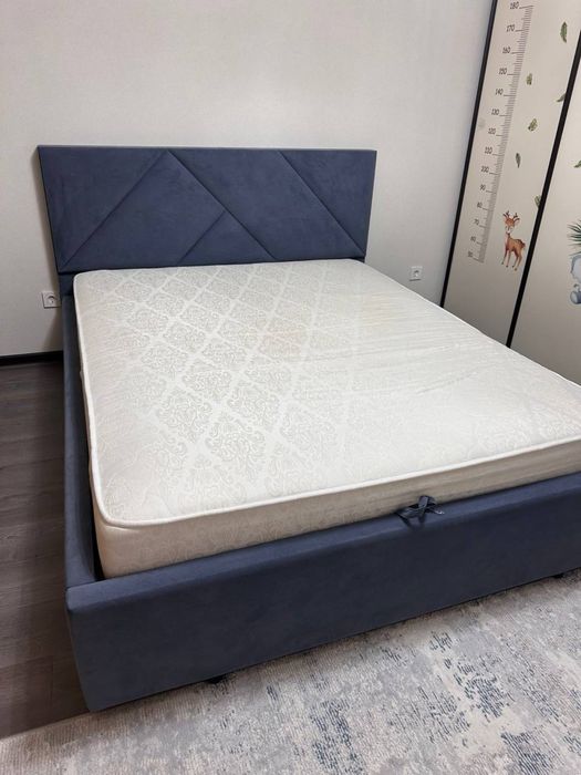 Продам кровать с матрасом