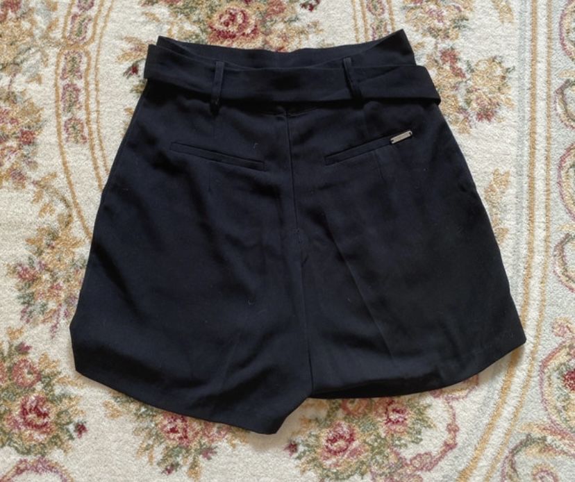 Pantaloni scurti Guess cu talie inalta de stofa
