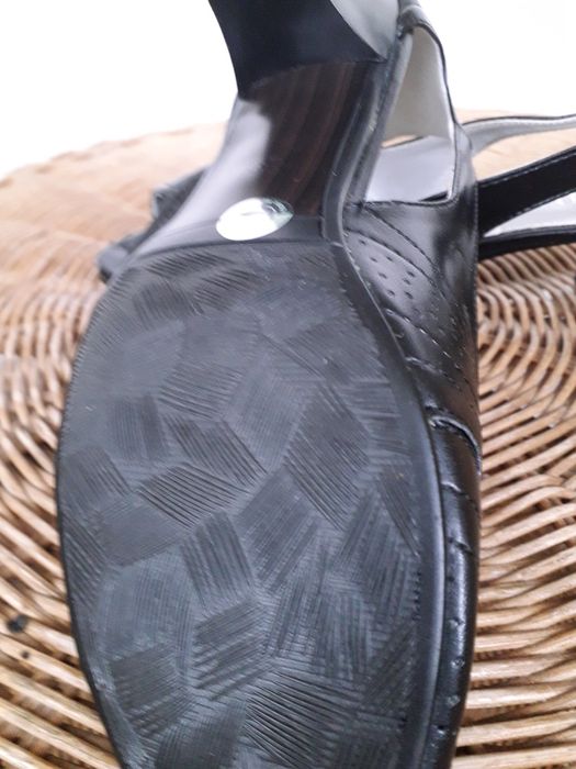 Дамски кожени сандали