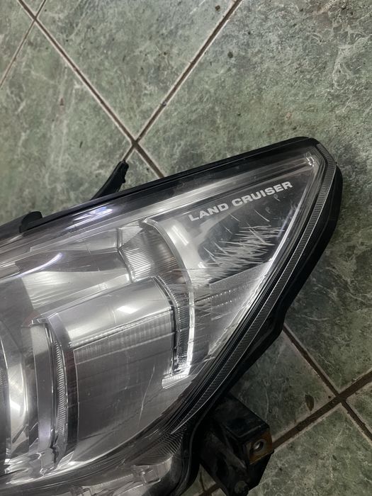 Продам оригинальный фару от прадо 2021 года лелую сторону