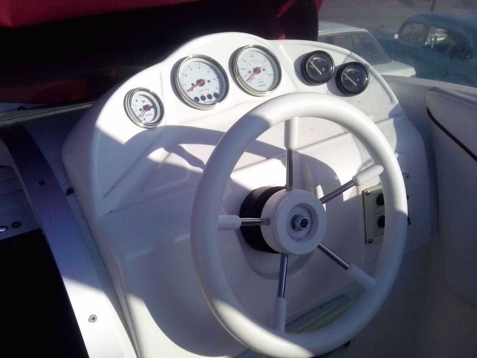 Vând o barcă Delfin 650 cu cel mai bun motor SUZUKI DF 140