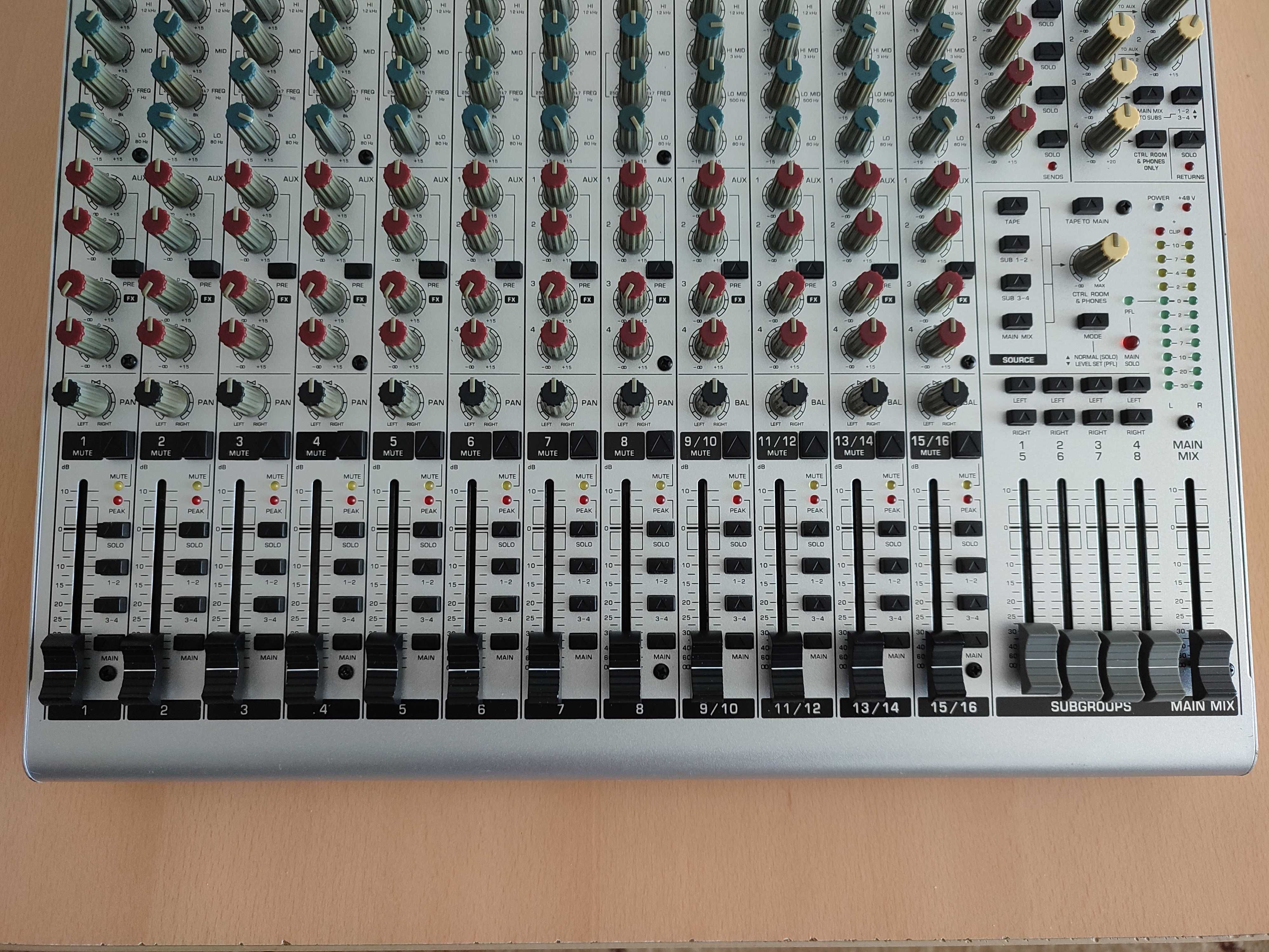 Пулт професионален 24 входа BEHRINGER EURORACK UB2442FX-PRO миксер