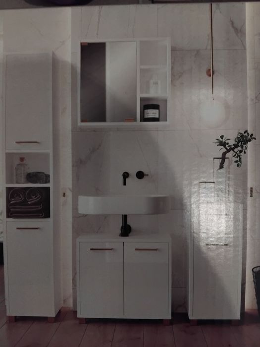 Шкаф на баня. Цвят-бял.