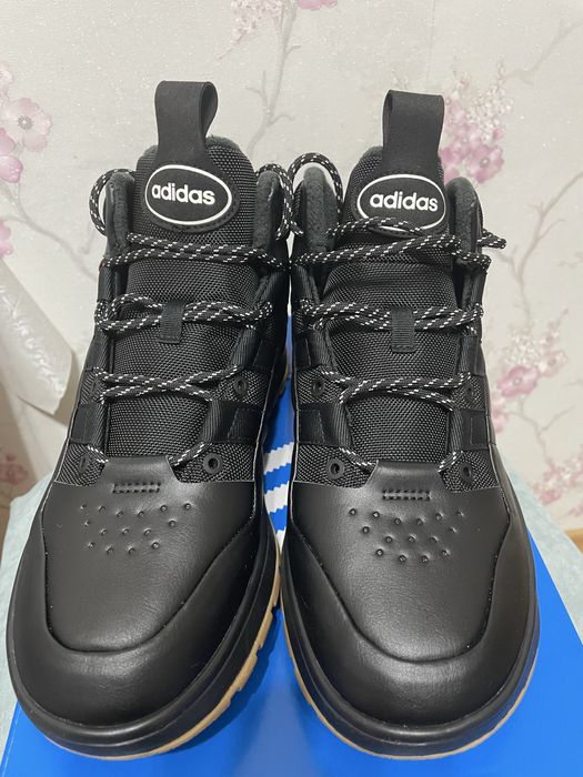 Продам оригинальные кроссовки Adidas