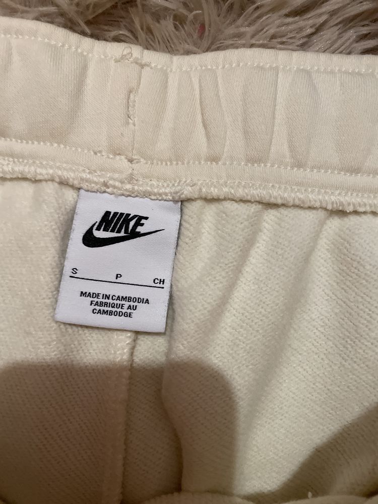 Pantaloni Nike nepurtati