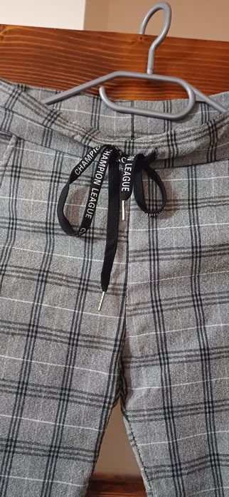 Vând pantalon în carouri