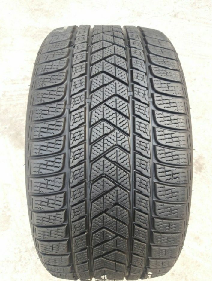 O anvelopa 235/35 R20 Pirelli de iarna