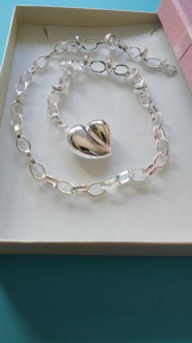 Нов,масивен/здрав,дамски, сребърен ланец със сърце.В кутия за подарък.