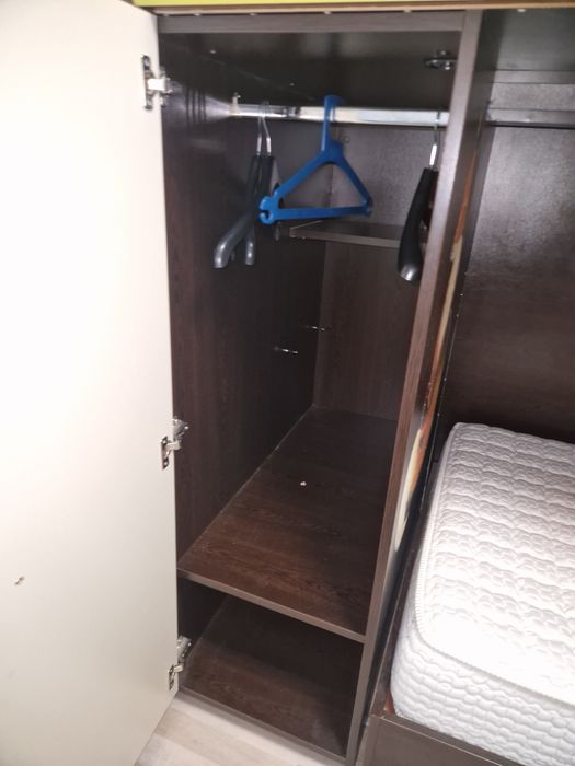 Двуетажно легло с много шкафове