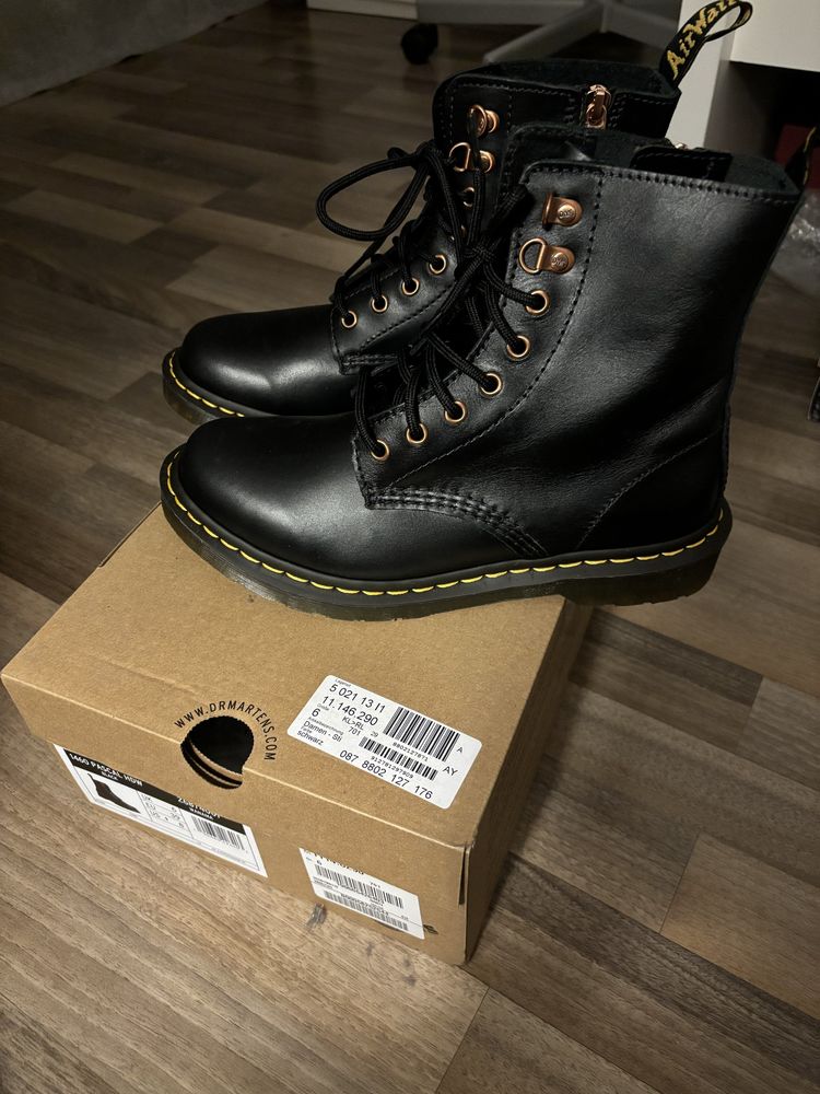 Doc Martens черни ботуши, чисто нови.