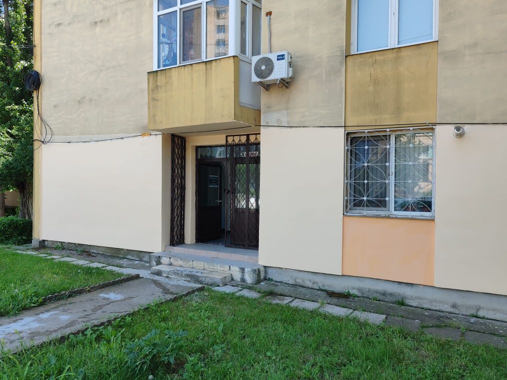 Închiriez spațiu comercial stradal