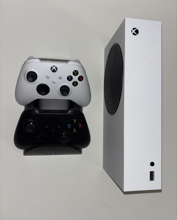 Xbox series S 512 GB + extra controller și dock de încărcare