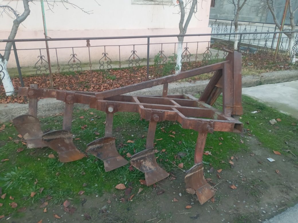 Mini traktorga besh korpusli plug sotiladi