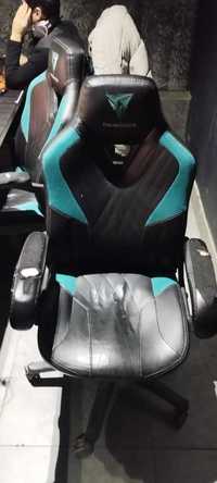Продаются игровые кресло ThunderX3 YC1