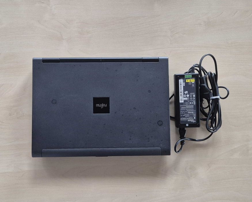 Лаптоп Fujitsu Esprimo M118D