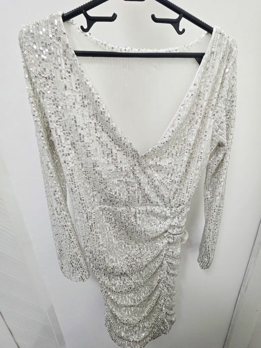 Сребриста рокля с пайети