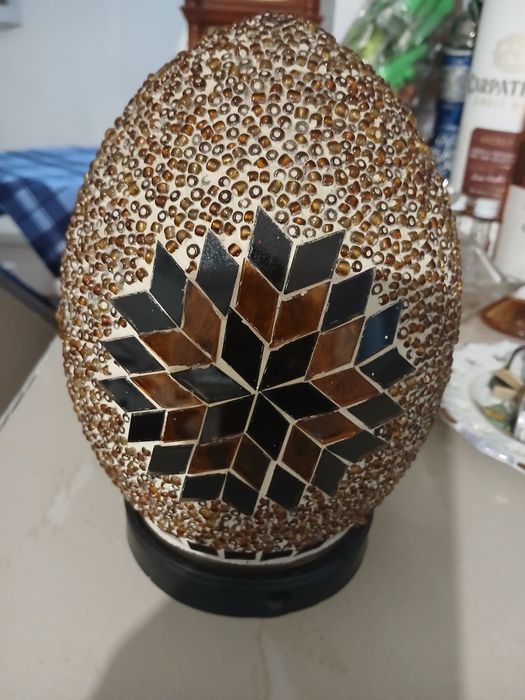 Lampă de masă mozaic în formă de ou, cu un ornamente din sticlă vechi