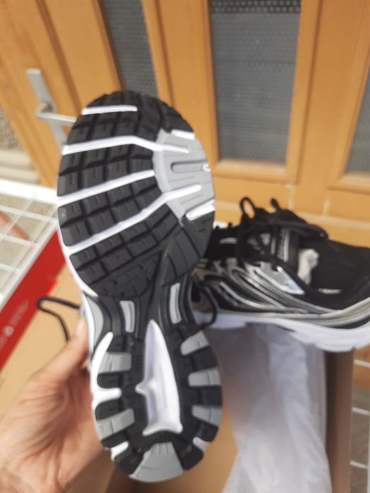 Vând adidași Saucony originals