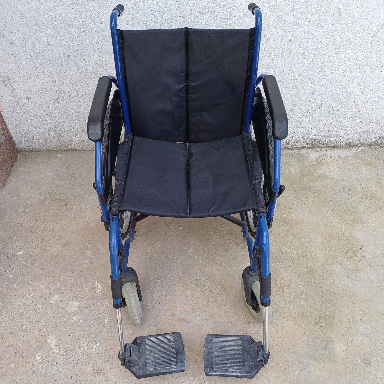 Vând cărucior pentru persoane cu dizabilități