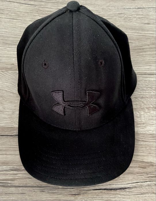 Шапка с казирка на Under Armour