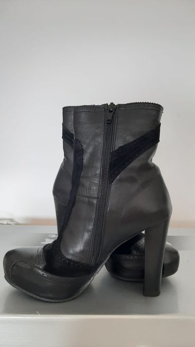 2 perechi de ghete din piele , purtate