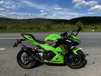 2023 Kawasaki Ninja 400 KRT Edition cu Akrapovič (A2)