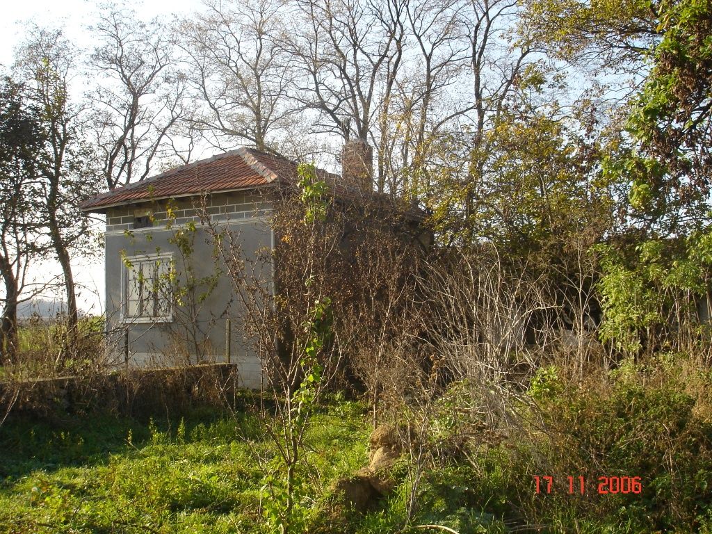 Продавам стара къща с голям парцел 2480 м2 само на 18 км от морето!