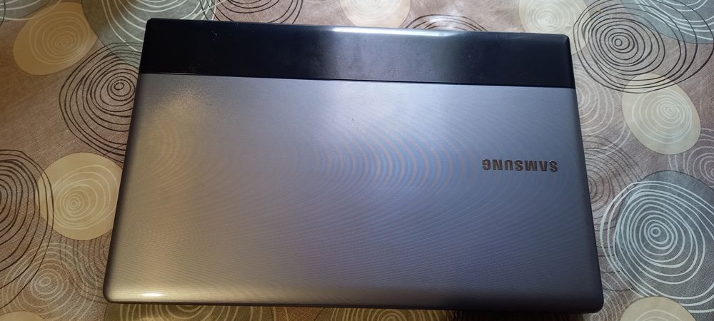 Продавам лаптоп SAMSUNG използван в добро състояние