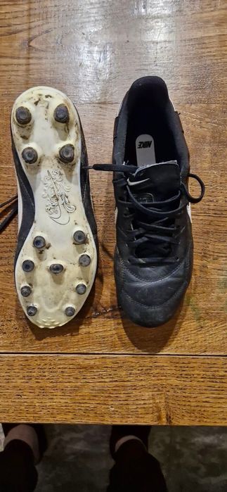 Бутонки и маратонки за футбол