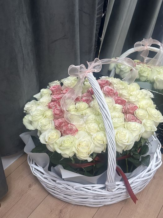 Свежий букет из 68 роз букву можно изменить