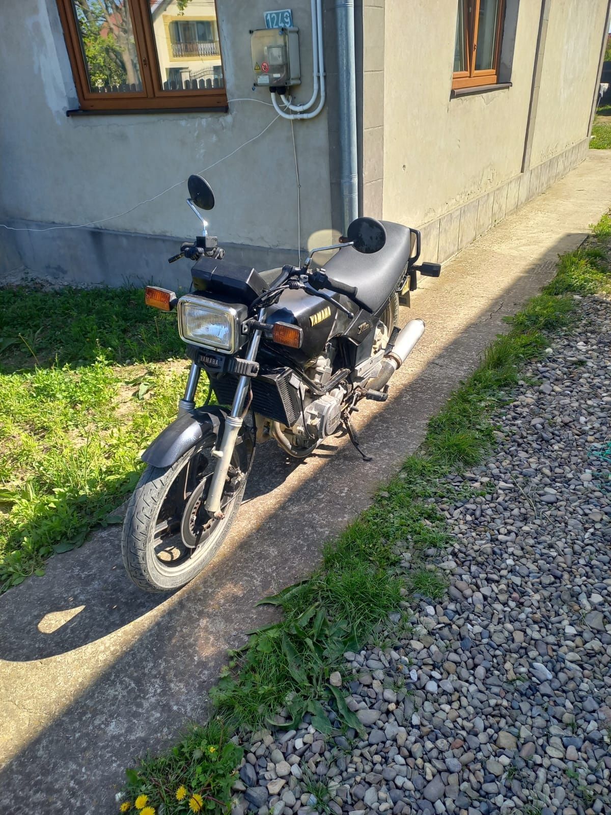 Vând Yamaha XZ550(sau cumpăr acte pentru ea)