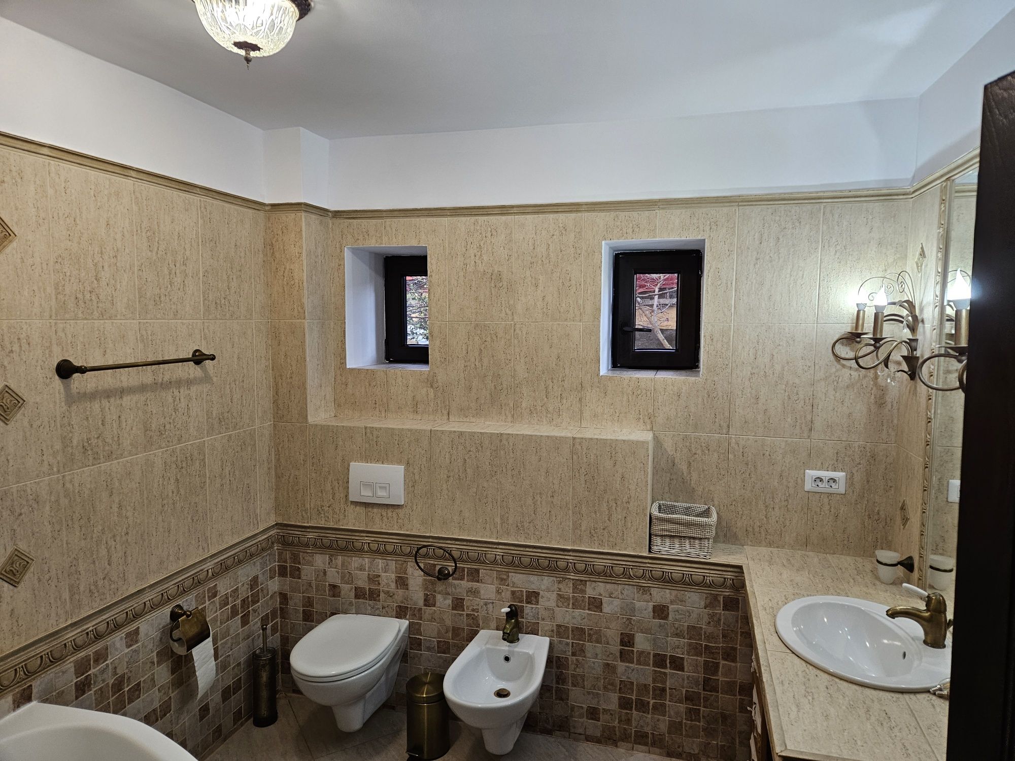 Proprietar închiriez apartament lux 4 camere vilă Zona Favorit