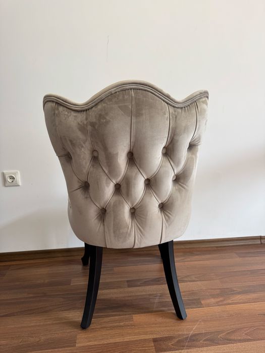 Дизайнерски стол с кадифена тапицерия – елегантен и стилен акцент