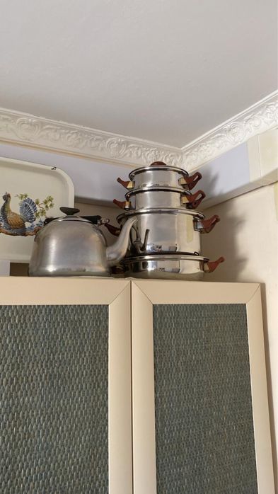 Продаётся чайник и кострюли цена 15000 тг торг есть