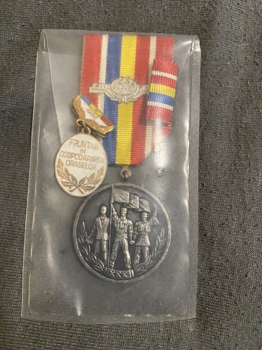 Vând insigne de merit rsr