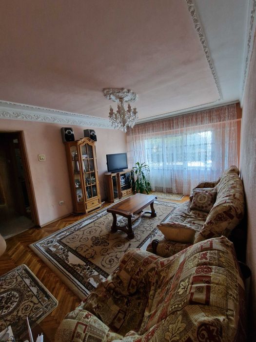 Vand apartament 3 camere Dezrobirii