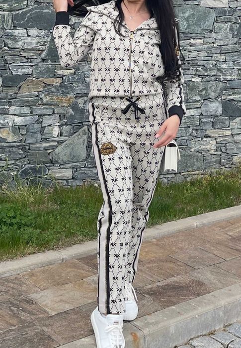 Екип на марката PINKO