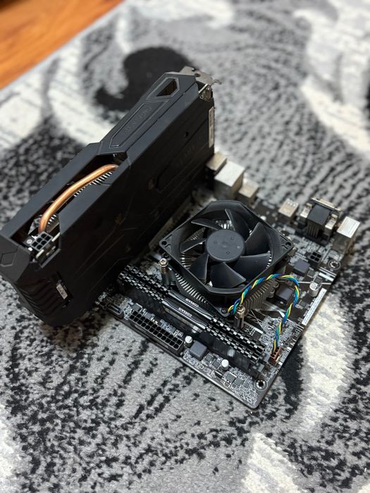 Componente PC cu carcasa